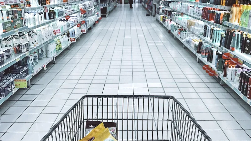 Market reyonunda temel gıda ürünleri